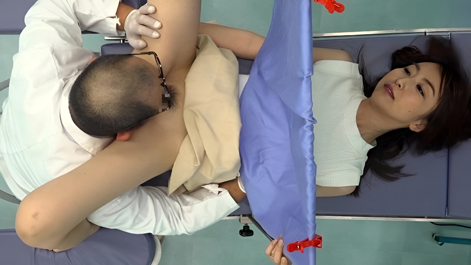 UMD-754 Gynécologue pervers adore sucer la chatte des patients