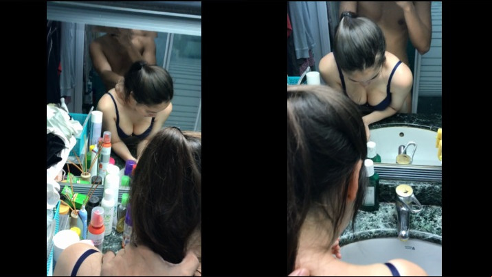 镜子前的小狗女孩